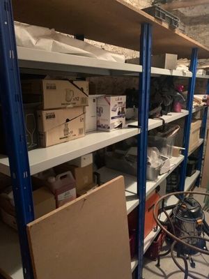 une pièce avec beaucoup d'étagères et de boîtes
