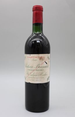 gros plan d'une bouteille de vin sur une surface blanche