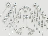 beaucoup de cuillères en argent et de cuillères sur la table
