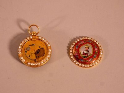 deux breloques posées sur une table