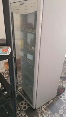 un réfrigérateur blanc avec une porte vitrée dans une cuisine
