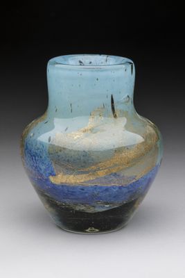 un vase en verre orné d'un motif bleu et or