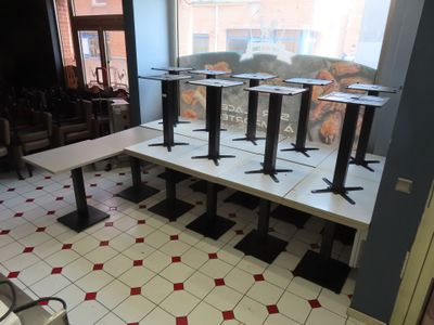 une salle avec beaucoup de tables et de chaises