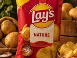 un paquet de chips Lays posé sur une table en bois