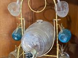 une vitrine sur laquelle sont disposés plusieurs vases en verre