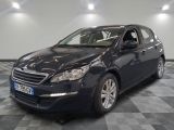 la voiture noire est garée dans le garage sur le sol en damier