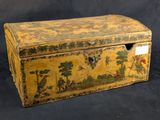 une vieille boîte en bois ornée d'une peinture, posée sur une surface noire