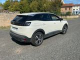 une voiture blanche garée sur le bord de la route