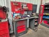 un établi avec de nombreux outils