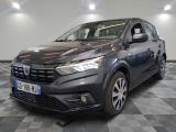 la voiture grise est garée sur un sol en damier dans le garage