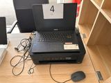 un ordinateur portable posé sur un bureau, avec une souris à côté