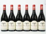 six bouteilles de vin rouge sont alignées