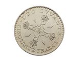 une vieille pièce britannique d'une livre sur fond blanc