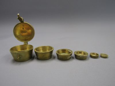 une photo représentant un ensemble d'objets en laiton posés sur une table