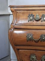COMMODE tombeau en noyer mouluré et sculpté, la façade galbé… (photo 3)
