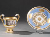 une tasse et une soucoupe bleues et dorées posées l'une à côté de l'autre