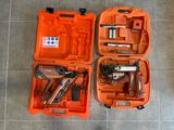 deux coffres à outils orange posés par terre, contenant des outils