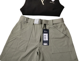 un haut noir et un short kaki sur fond blanc