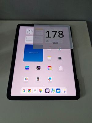 une image d'un ordinateur tablette posé sur une table