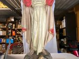 une statue de Jésus debout sur un rocher dans une boutique
