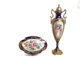 deux vases et une assiette posés les uns à côté des autres