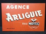 une enseigne orange annonçant un magasin de motos, sur laquelle figure un logo