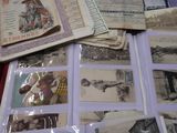 un lot de vieilles cartes postales posées sur une table