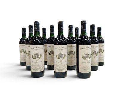 six bouteilles de vin sont alignées sur une surface blanche