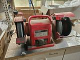une machine rouge posée sur un comptoir