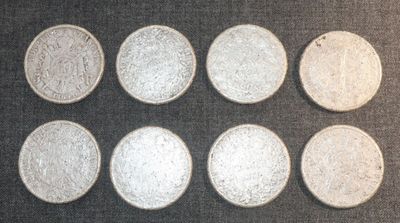 six types différents de pièces d'argent sont alignées