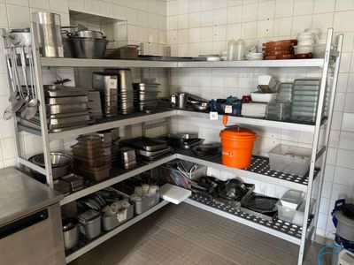 de nombreuses casseroles et poêles sur les étagères de la cuisine