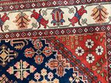 une photo en gros plan d'un tapis orné de nombreux motifs