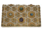 une photo d'une pochette dorée et bleue ornée de pierres
