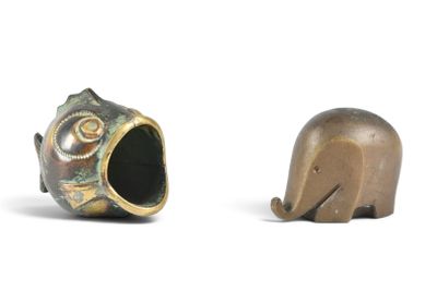 deux petites figurines d'éléphants placées l'une à côté de l'autre
