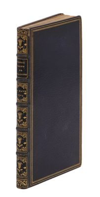 un gros plan d'un livre sur fond blanc, avec un fond blanc