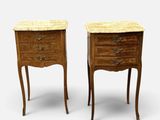 paire de tables de chevet de style Louis XV à plateau en marbre