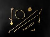 une collection de bijoux en or comprenant un collier, un bracelet et une bague