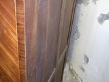 une armoire en bois dans un coin d'une pièce