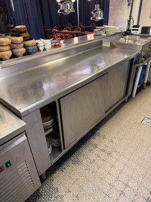 un grand plan de travail en acier inoxydable dans la cuisine d'un restaurant