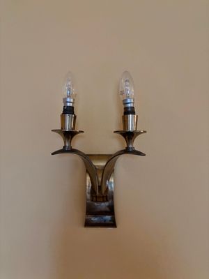une applique murale fixée au mur de la pièce