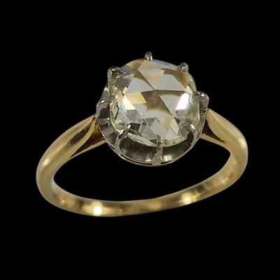 une photo d'une bague en or jaune sertie d'un diamant de taille ovale