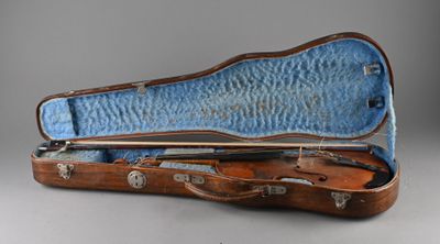 un étui à violon contenant un violon, posé sur une table