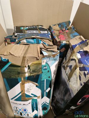 une boîte en carton remplie de nombreux types de bagages différents
