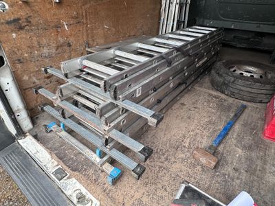 un camion dans lequel se trouvent tout un tas de barres métalliques