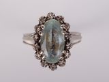 Gros plan sur une bague contenant une pierre