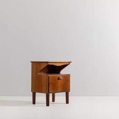 l'image d'une petite table en bois avec un tiroir en dessous