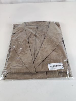 quatre morceaux de tissu emballés dans des sacs en plastique, posés sur une table