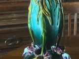 un vase vert posé sur une table en bois