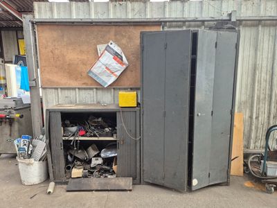 une photo d'un garage avec un réfrigérateur et d'autres objets