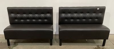 une paire de fauteuils en cuir noir avec des boutons sur le dossier